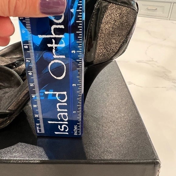 CHANEL DARK GREY METALLIC & patent leather ankle strap heels pearl CC 06P 35.5 - Picture 12 of 13